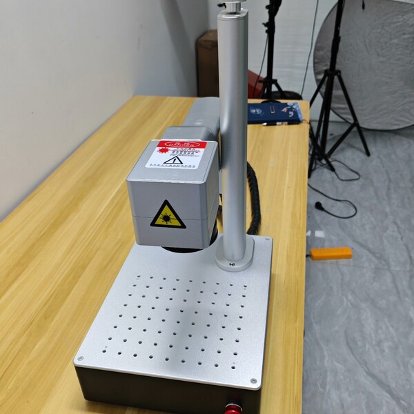 ファイバーレーザーマーキング機。高精度で、金属、ジュエリー、 - Industrial Laser Engraving Machine For Metal のレビューと価格